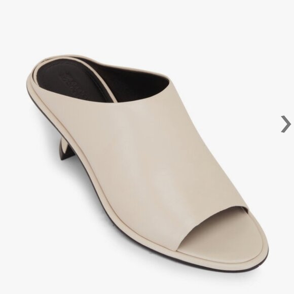 Mercedes Castillo Mule "EUC" - Picture 16 of 16